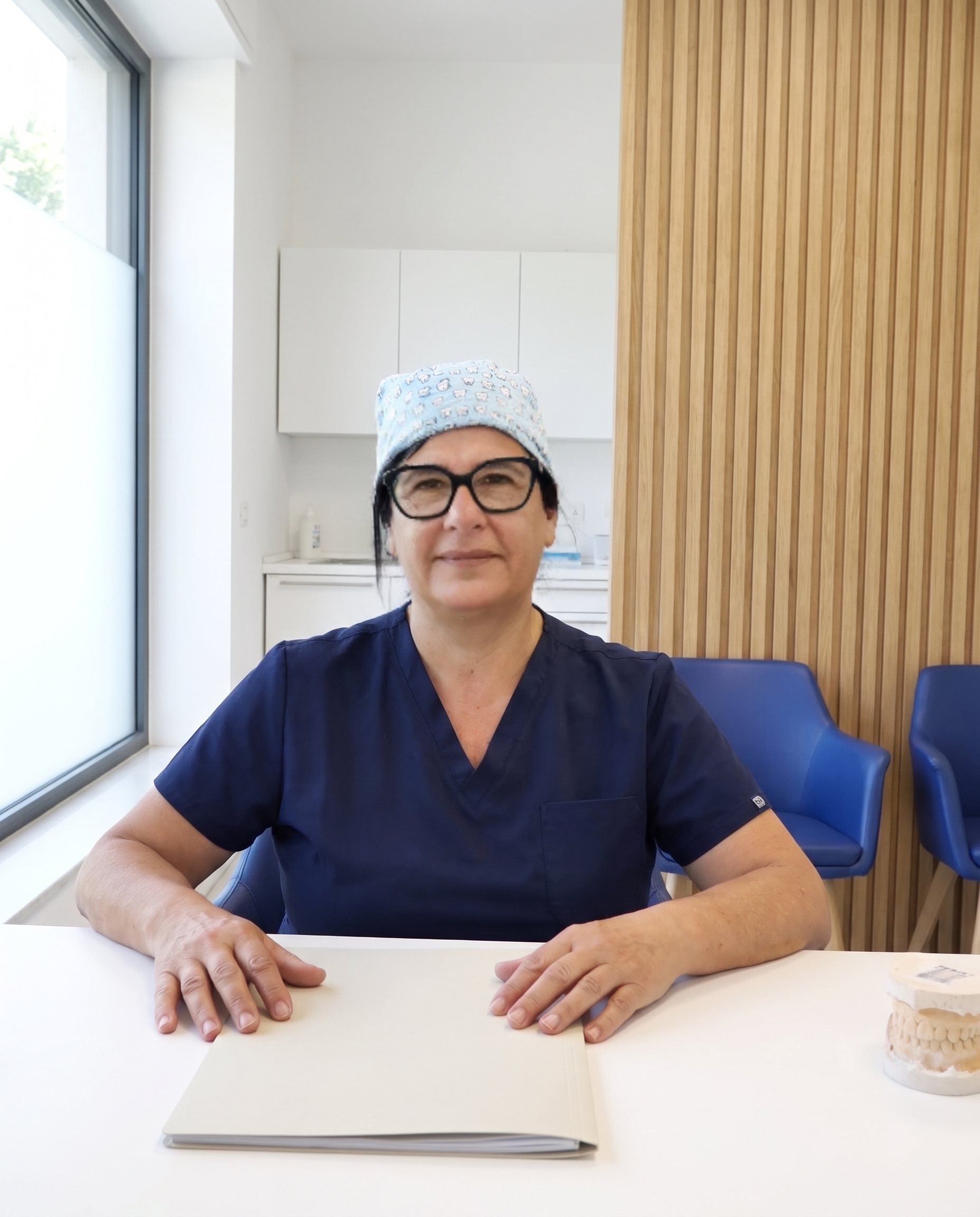 La dottoressa alla scrivania dello studio (immagine ricostruita dalle sue foto vere)