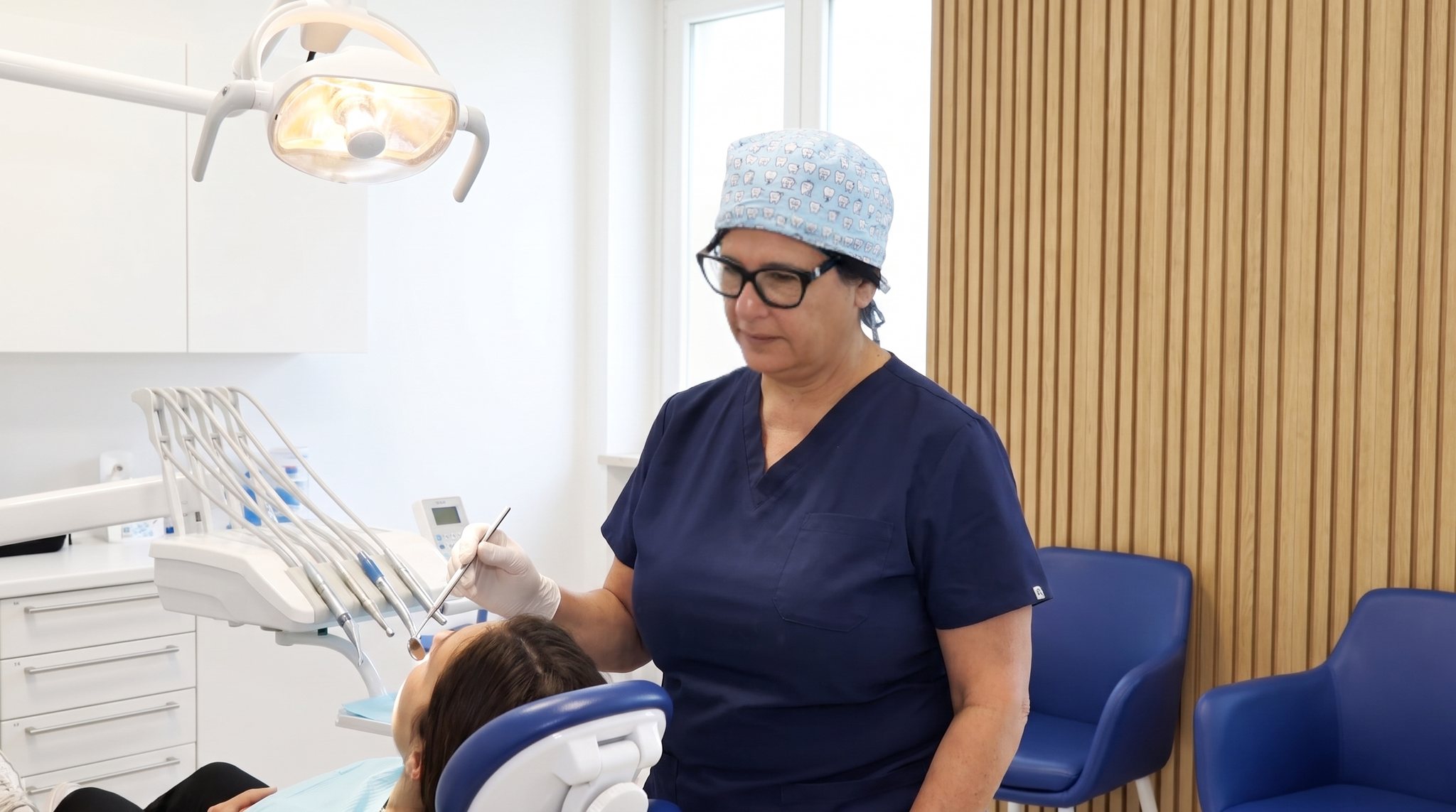 Prima visita dal dentista a Lucca: la dottoressa nello studio