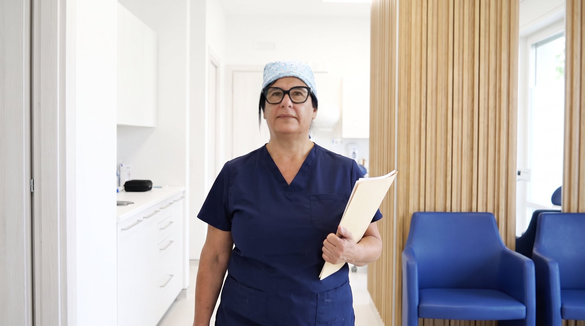 Igiene dentale a Lucca: la Dott.ssa Barbara Berti durante una seduta di igiene e prevenzione
